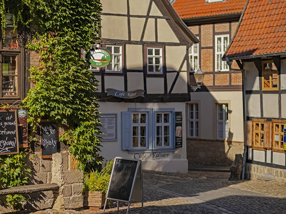 Naturcamping-Harz-am-See-Unesco-Welterbe-Quedlinburg-Fachwerkgasse-Café